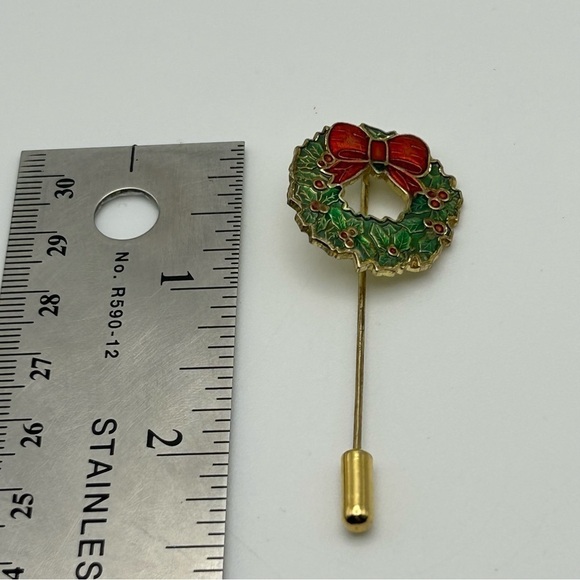 Vintage Red and Green Enamel Christmas Wreath Stick Pin with Bow and Holly - Picture 6 of 6